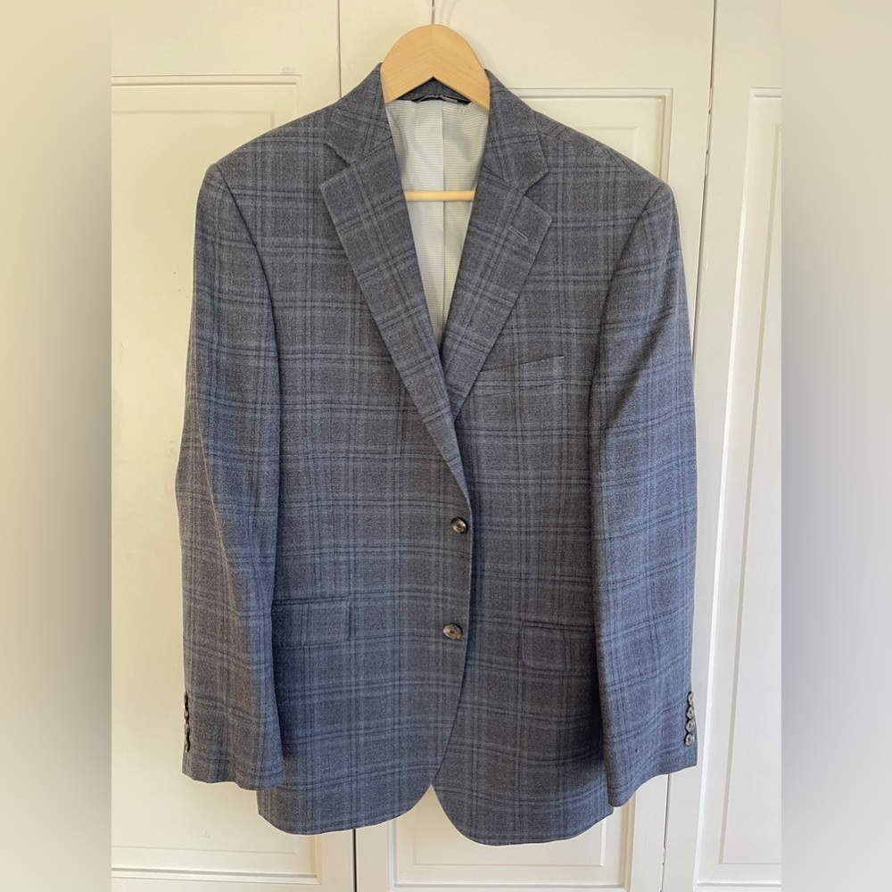 Saks Fifth Avenue Black Label Men’s Sport Coat. Tailored fit w/ pick stitching.